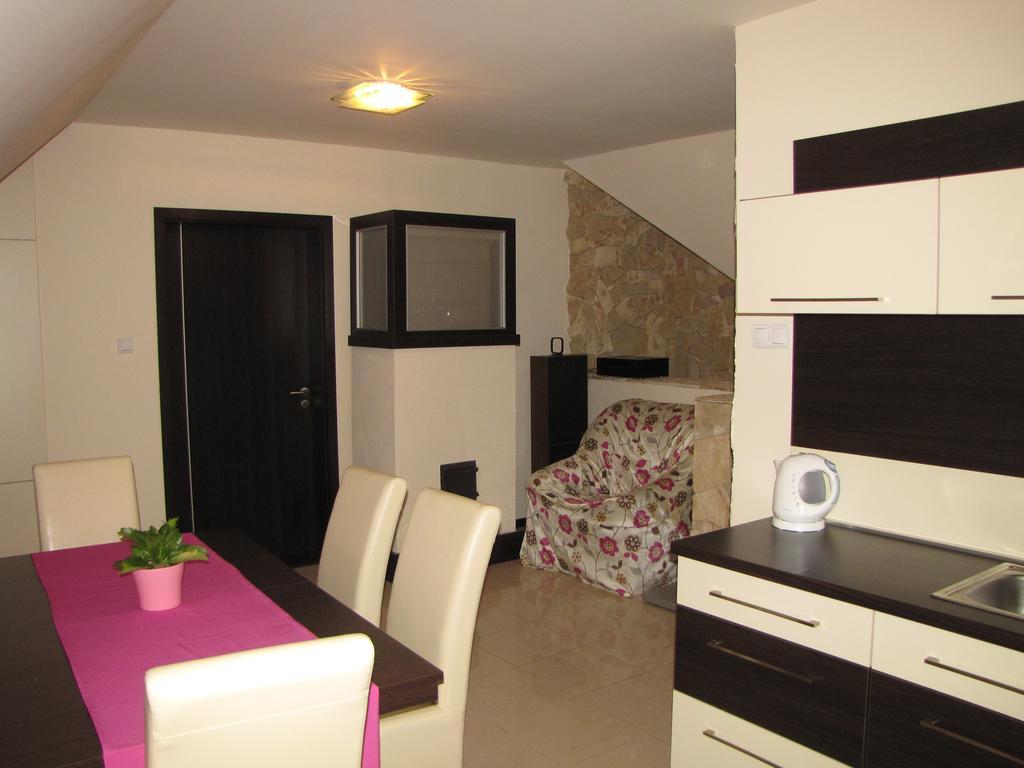 Oazis Apartmanhaz Hajdúszoboszló Δωμάτιο φωτογραφία
